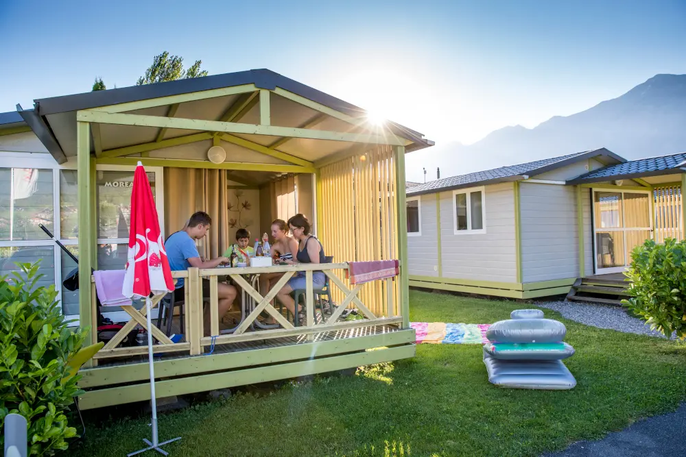 Familienfreundliche Bungalows zu vermieten auf dem Camping Aaregg am Brienzersee, Schweiz
