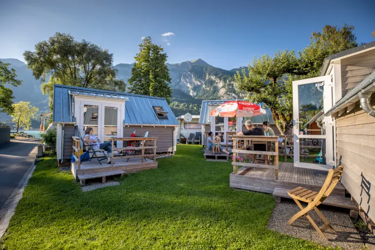 Zweckmässige, familienfreundliche Schlafhütten zu vermieten auf dem Camping Aaregg am Brienzersee, Schweiz.