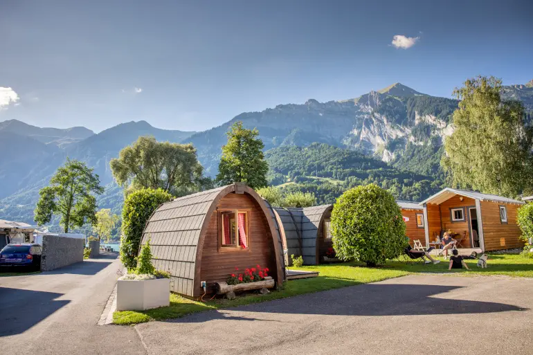 Zweckmässige Holziglus und Schlafhütten zu vermieten auf dem Camping Aaregg am Brienzersee, Schweiz