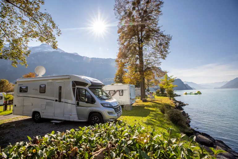 Parzellen für Wohnwagen, Reisemobile und Zelte am Ufer des Brienzersees, Brienz, Schweiz