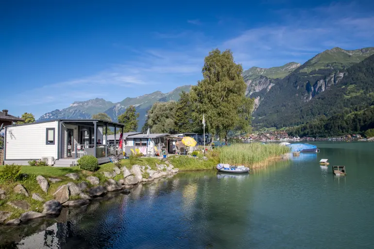 Villen direkt am Ufer des Brienzersees zu vermieten auf dem Camping Aaregg in Brienz, Schweiz