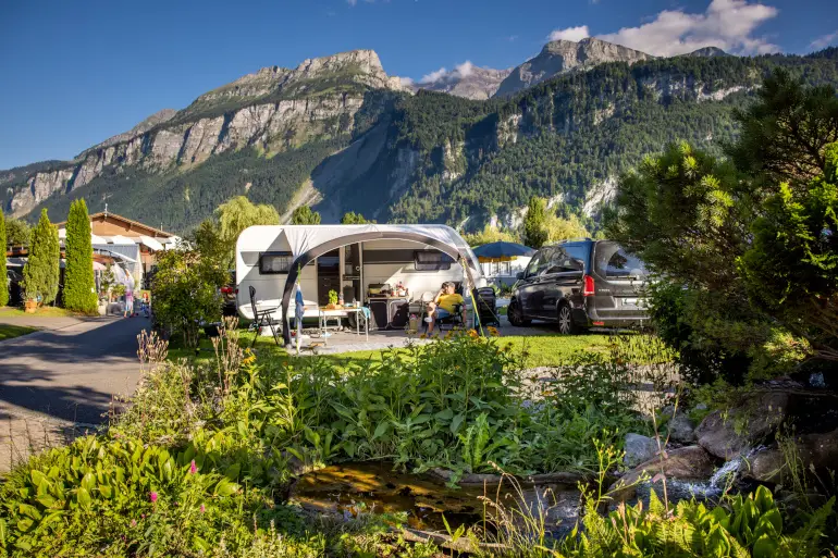 Parzellen für Wohnwagen, Reisemobile und Zelte auf dem Camping Aaregg in Brienz am Brienzersee, Schweiz
