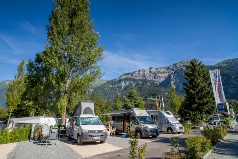 Parcelles et emplacements pour tentes, campeurs, caravanes et camping-cars au camping Aaregg au lac de Brienz