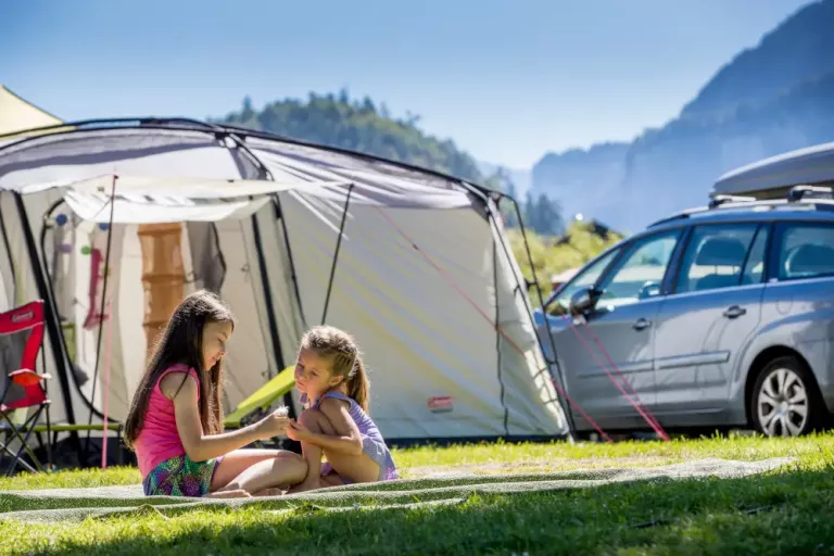 Standardparzelle für Reisemobile und Wohnwagen auf dem Camping Aareg am Brienzersee, Schweiz