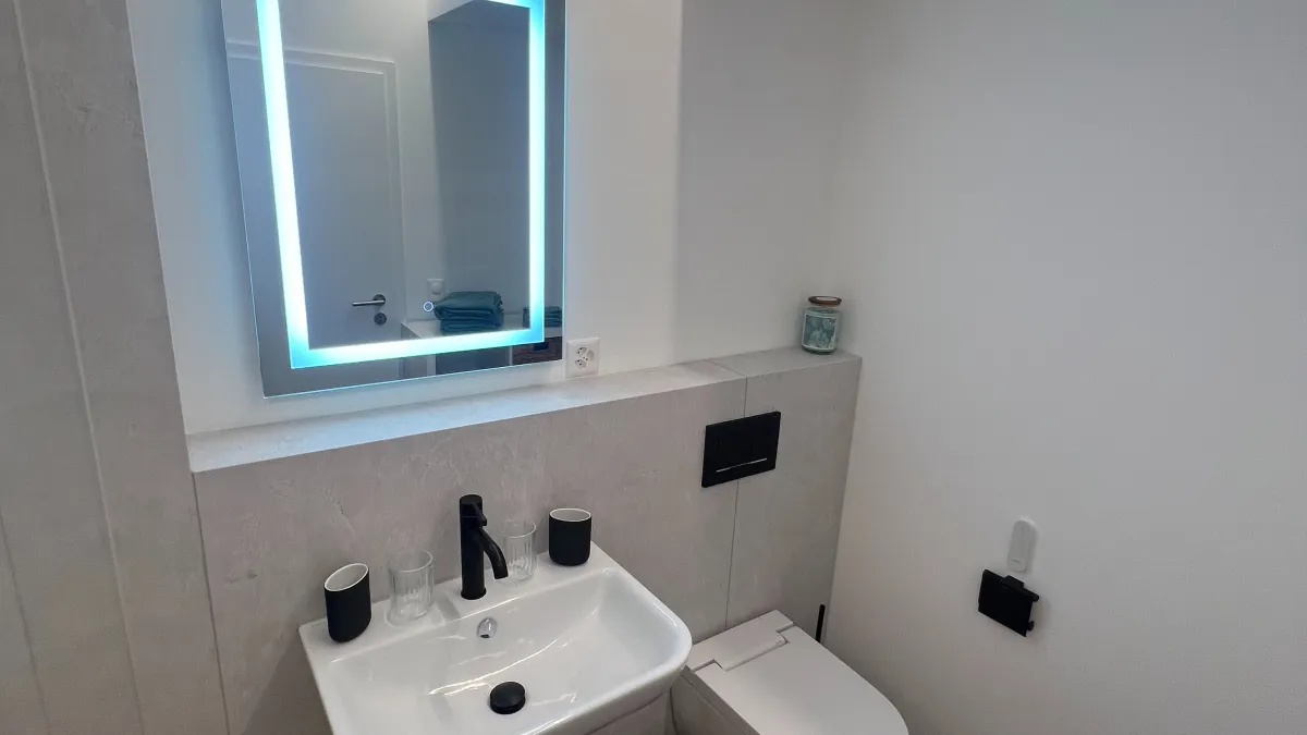 Badezimmer mit Dusche und WC