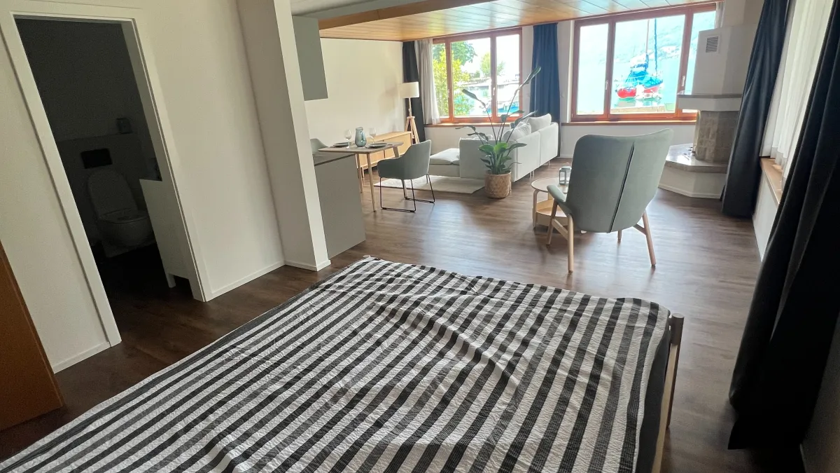 Schlafzimmer mit Doppelbett