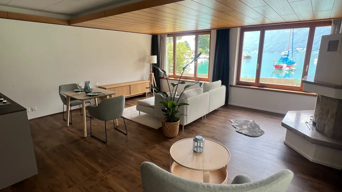 Wohnbereich mit Sofa und Esstisch
