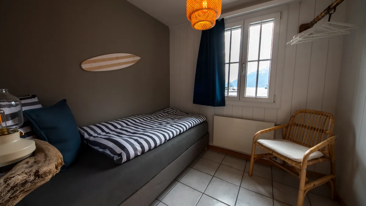 Schlafzimmer im Erdgeschoss mit Doppelbett