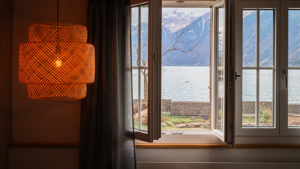 Wohnzimmer im Erdgeschoss mit Blick zum See
