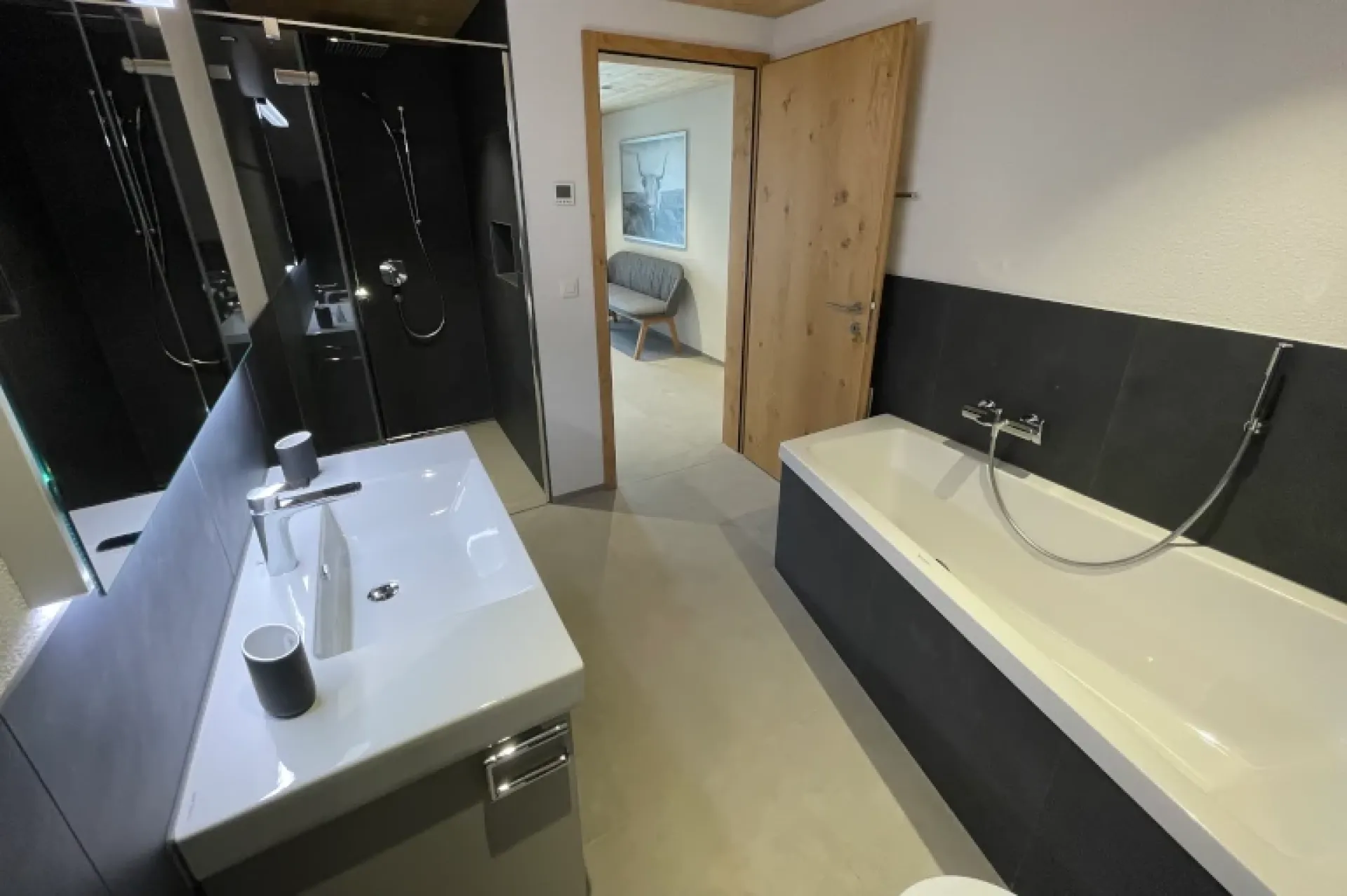 Badezimmer mit Wanne und Dusche