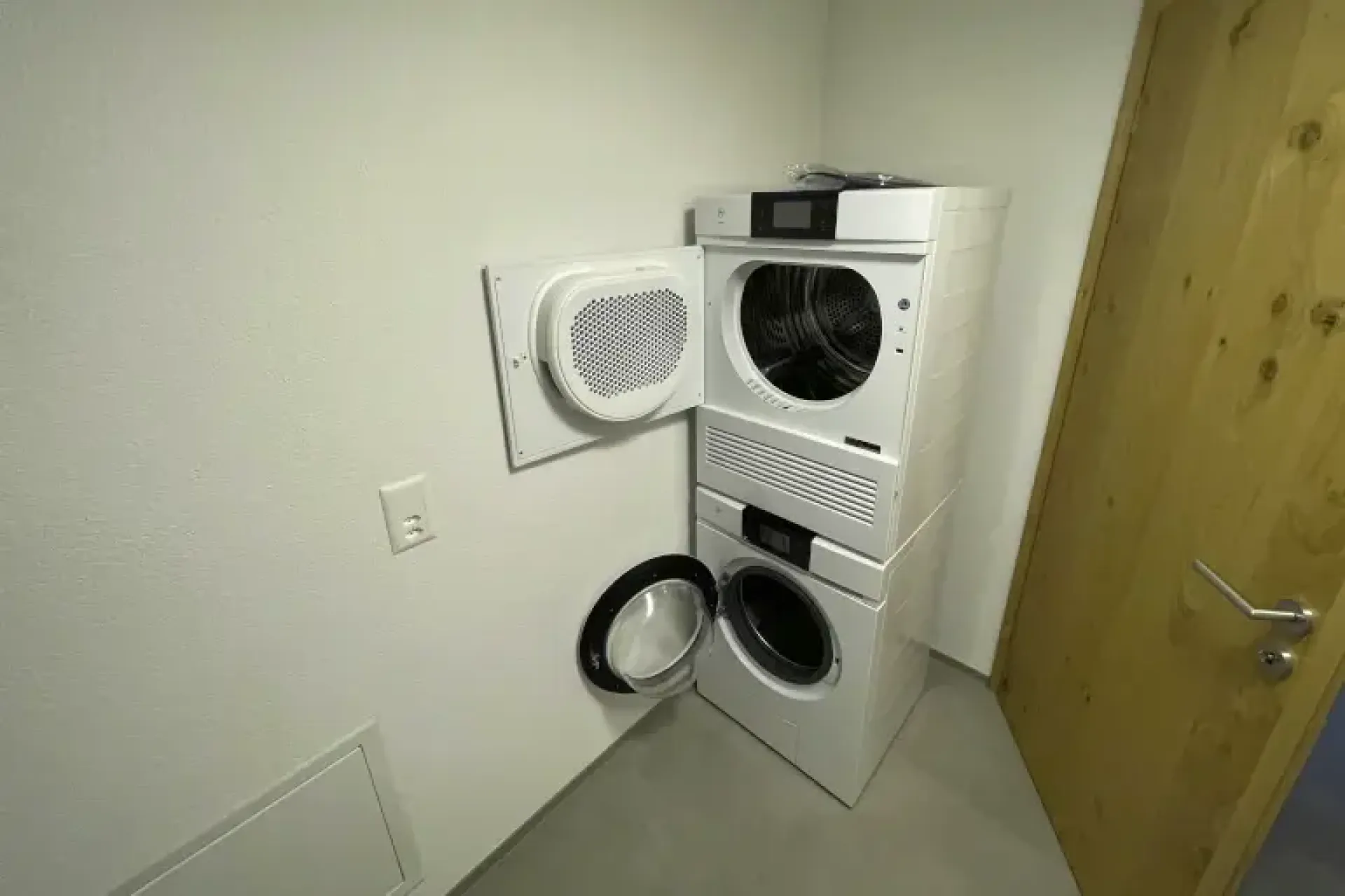 Hauswirtschaftsraum mit Waschmaschine und Trockner