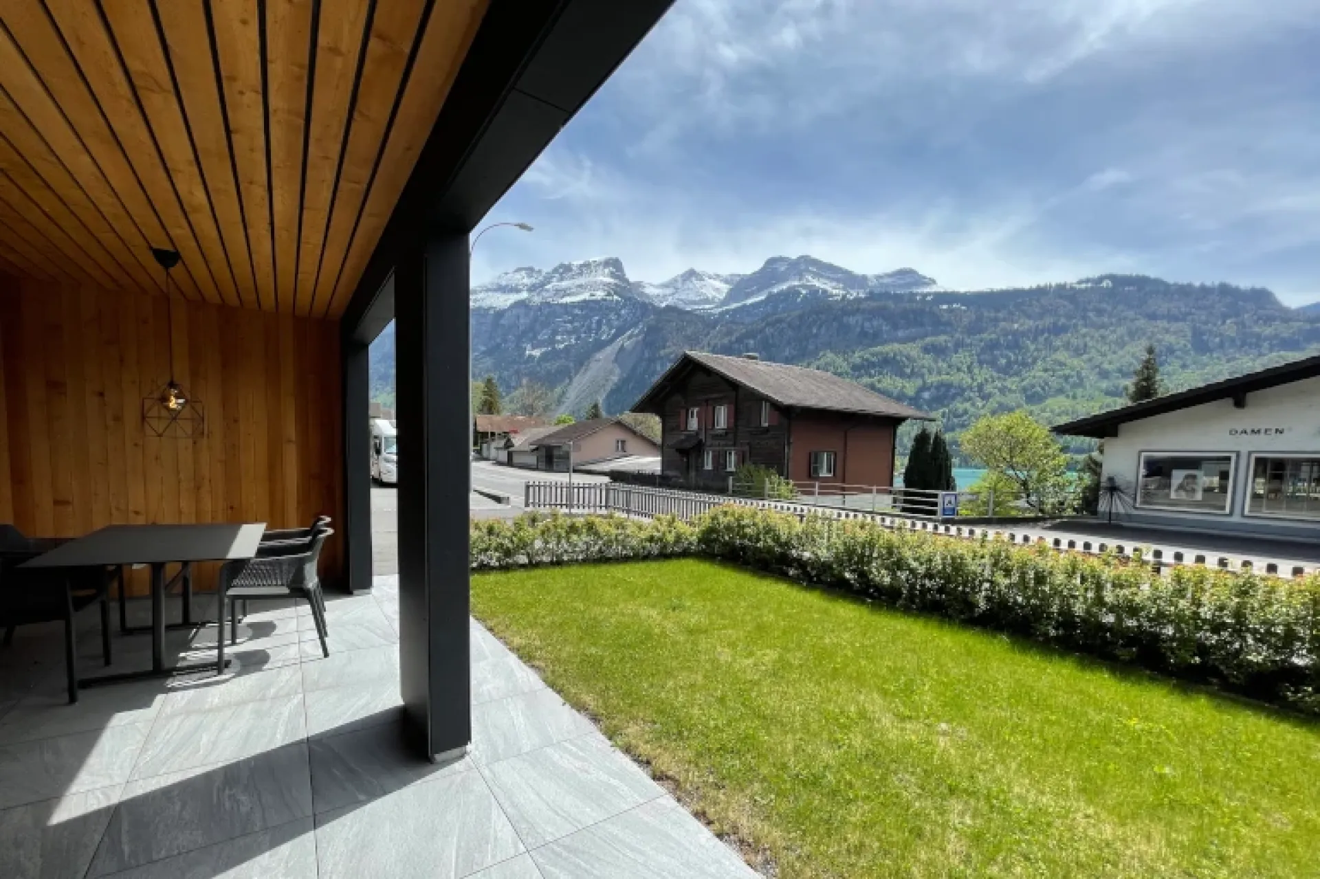 Ferienwohnung Schwarzhorn — Vier Personen, zwei Schlafzimmer, Waschmaschine — der Klassiker im Brienzer Dorf.