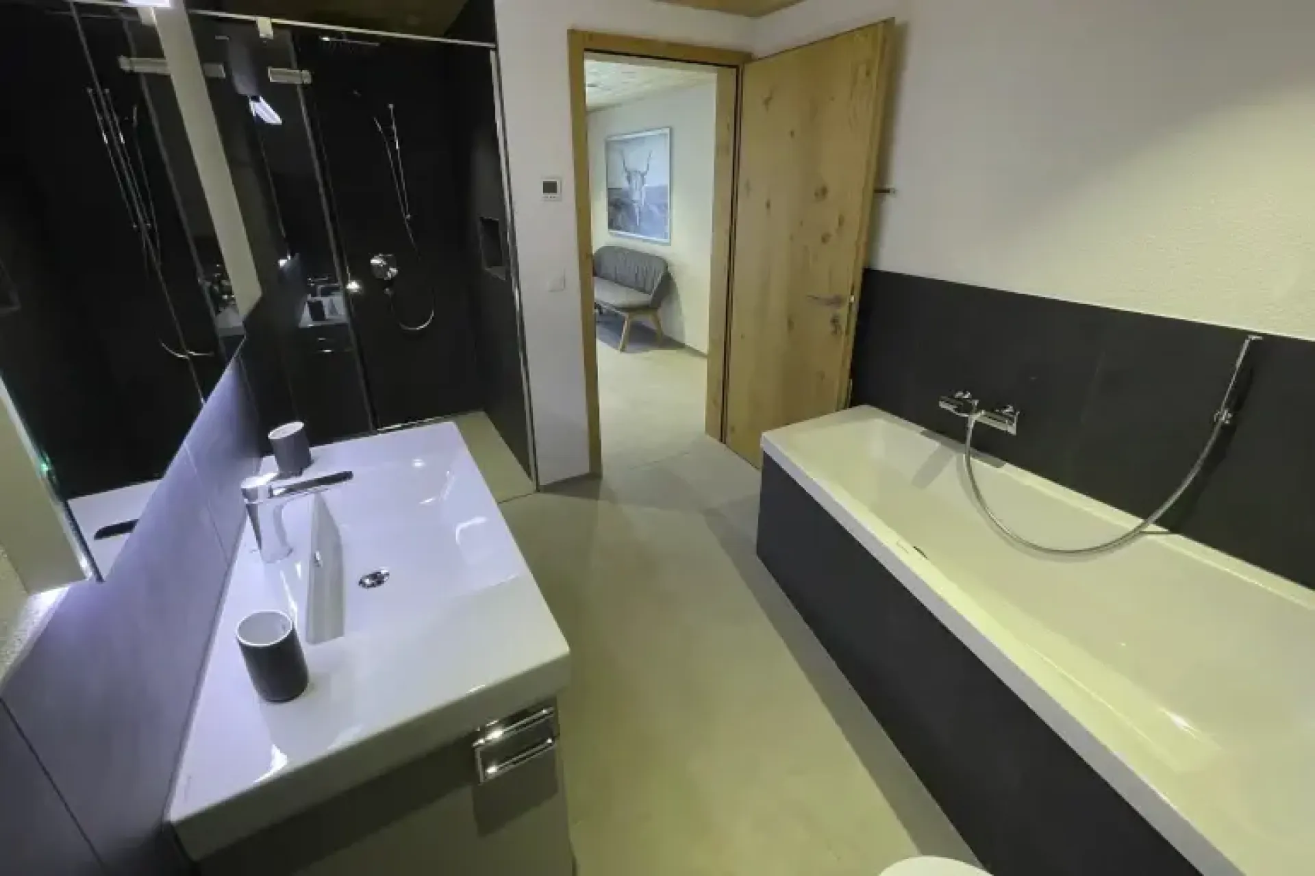Badezimmer mit Wanne und Dusche