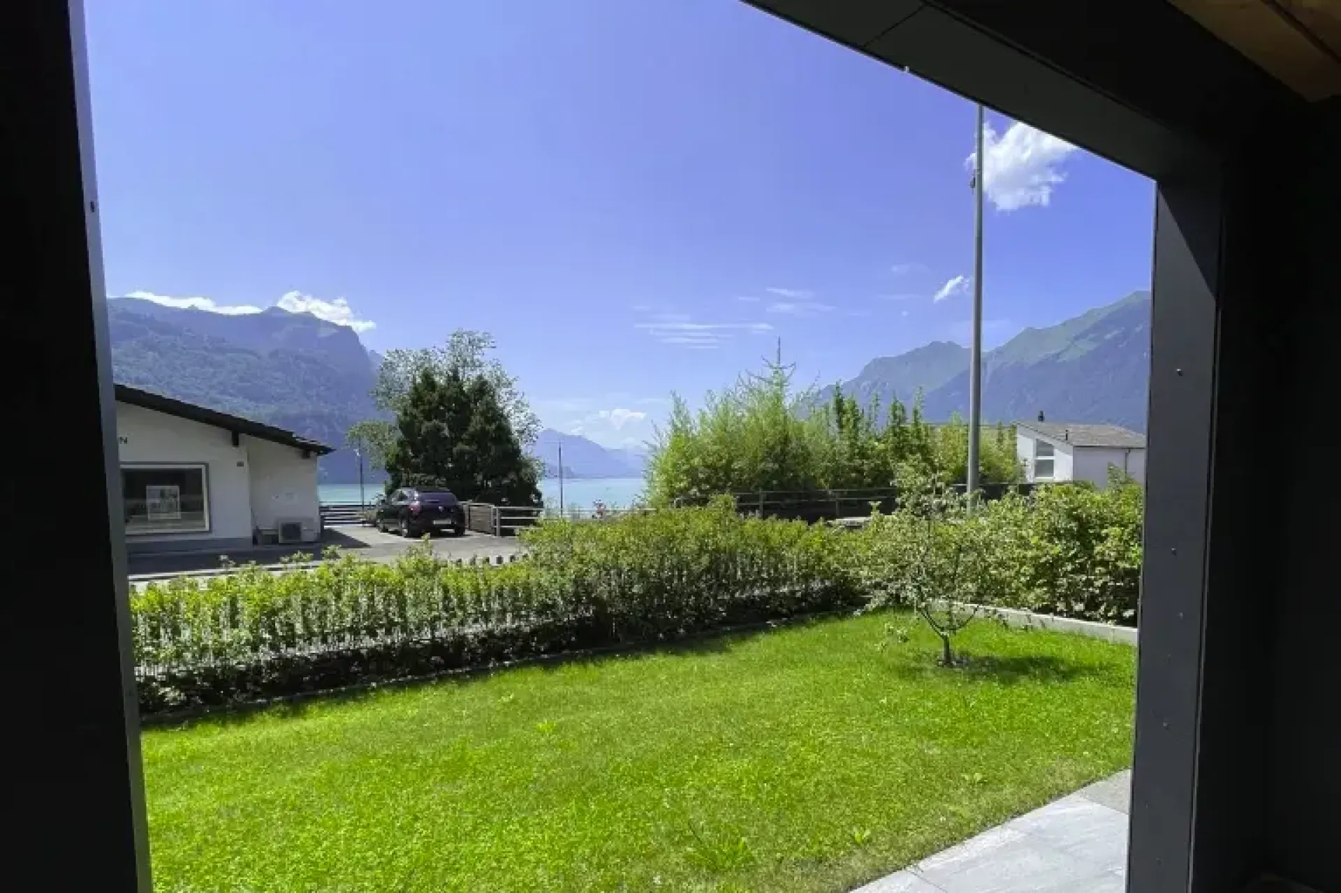 Ferienwohnung Weisshorn — Vier Personen mit Berg- und Seeblick von der Terrasse.
