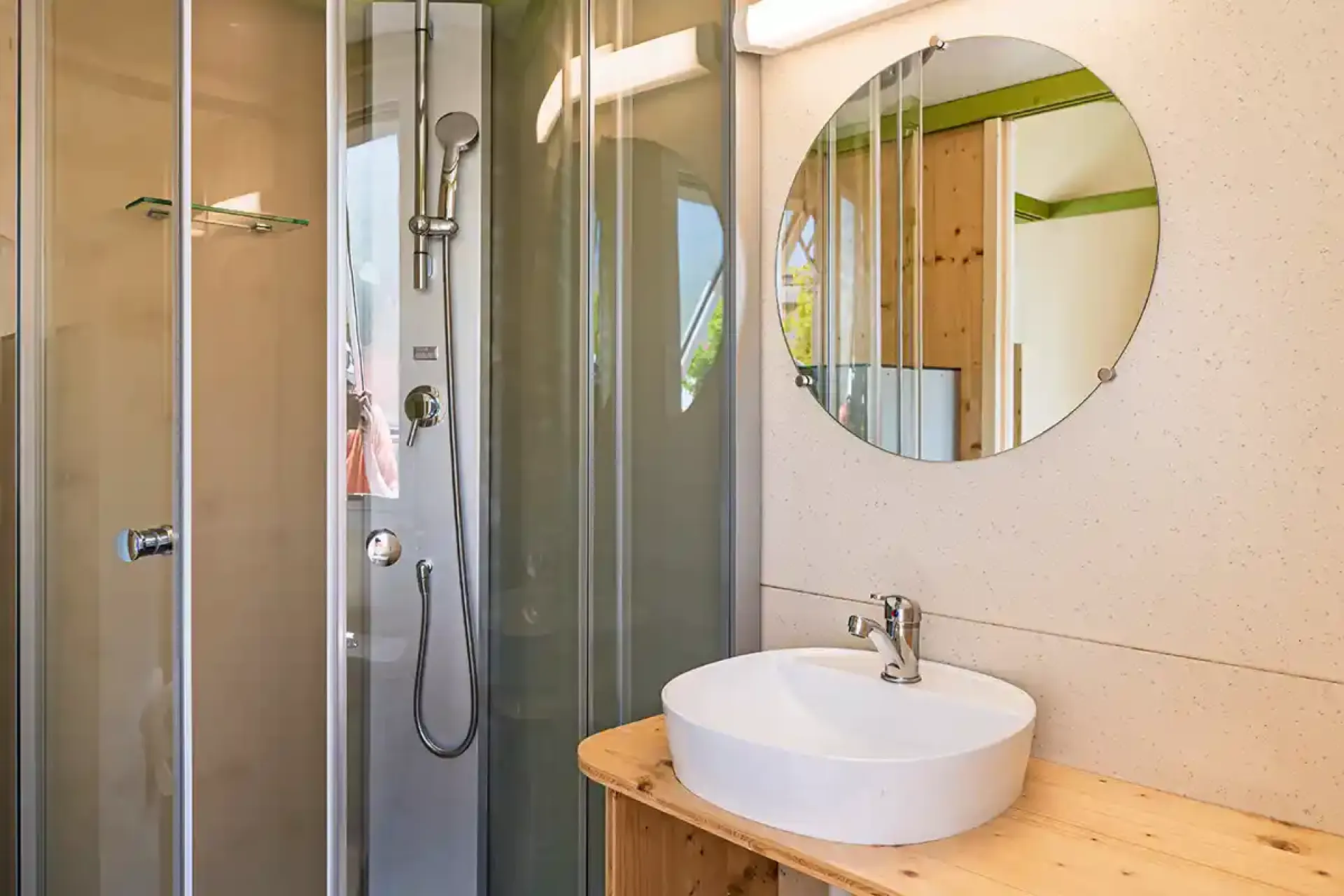 Morea — Dusche und WC