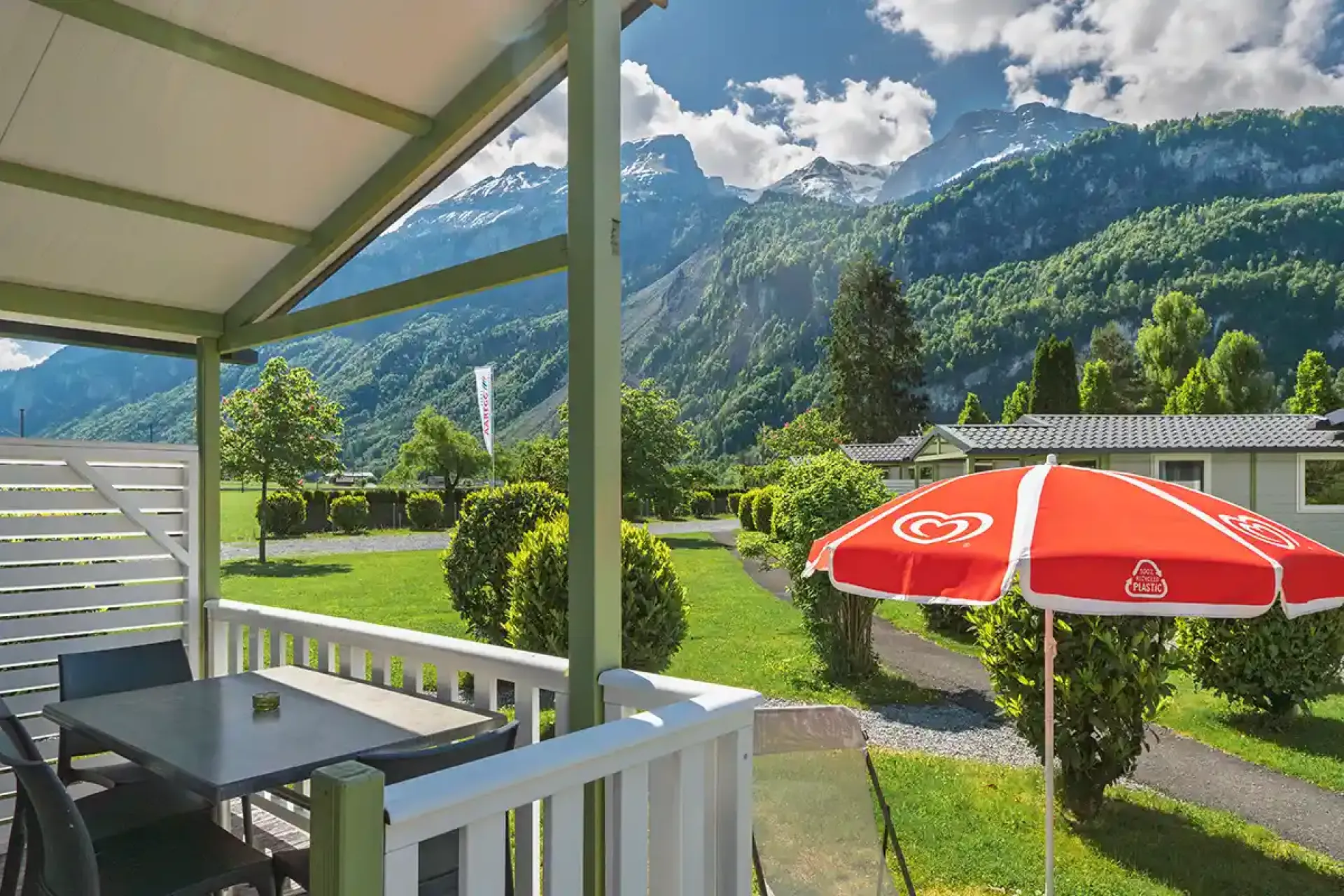 Nemo — Terrasse mit Gartenmöbeln