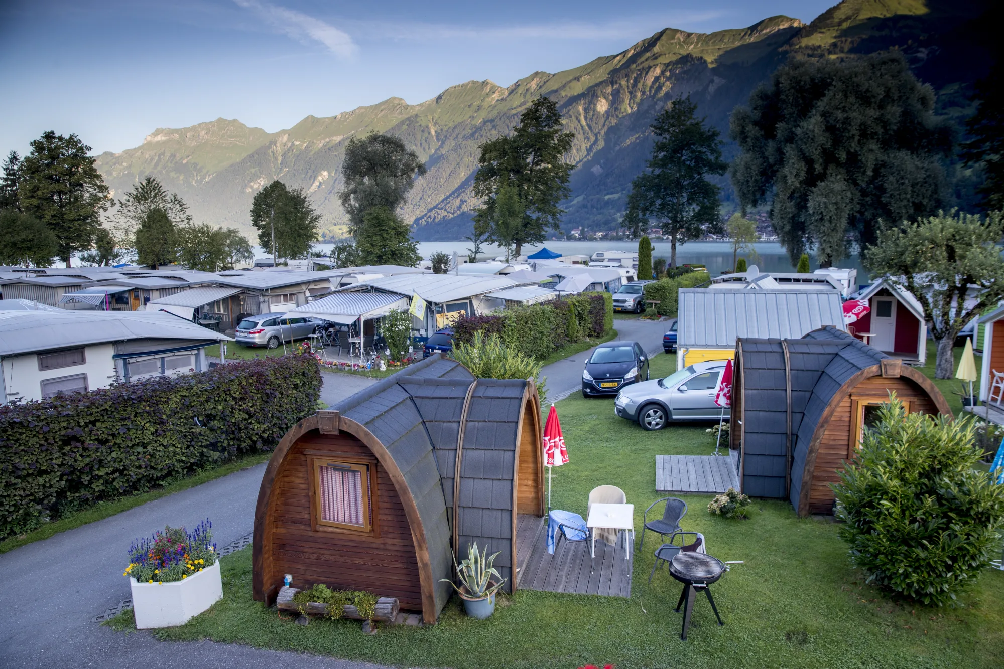 Reihe hoelzerner Schlafhuetten Woody Tramp am Camping Aaregg am Brienzersee