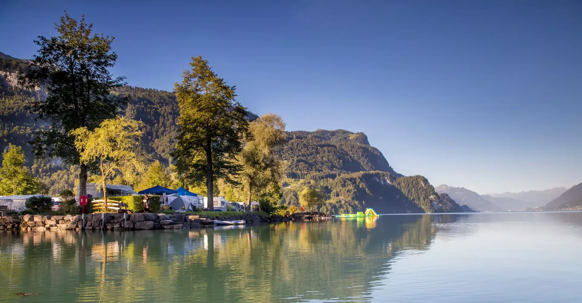 Camping Aaregg am Brienzersee aus der Vogelperspektive mit Bergpanorama