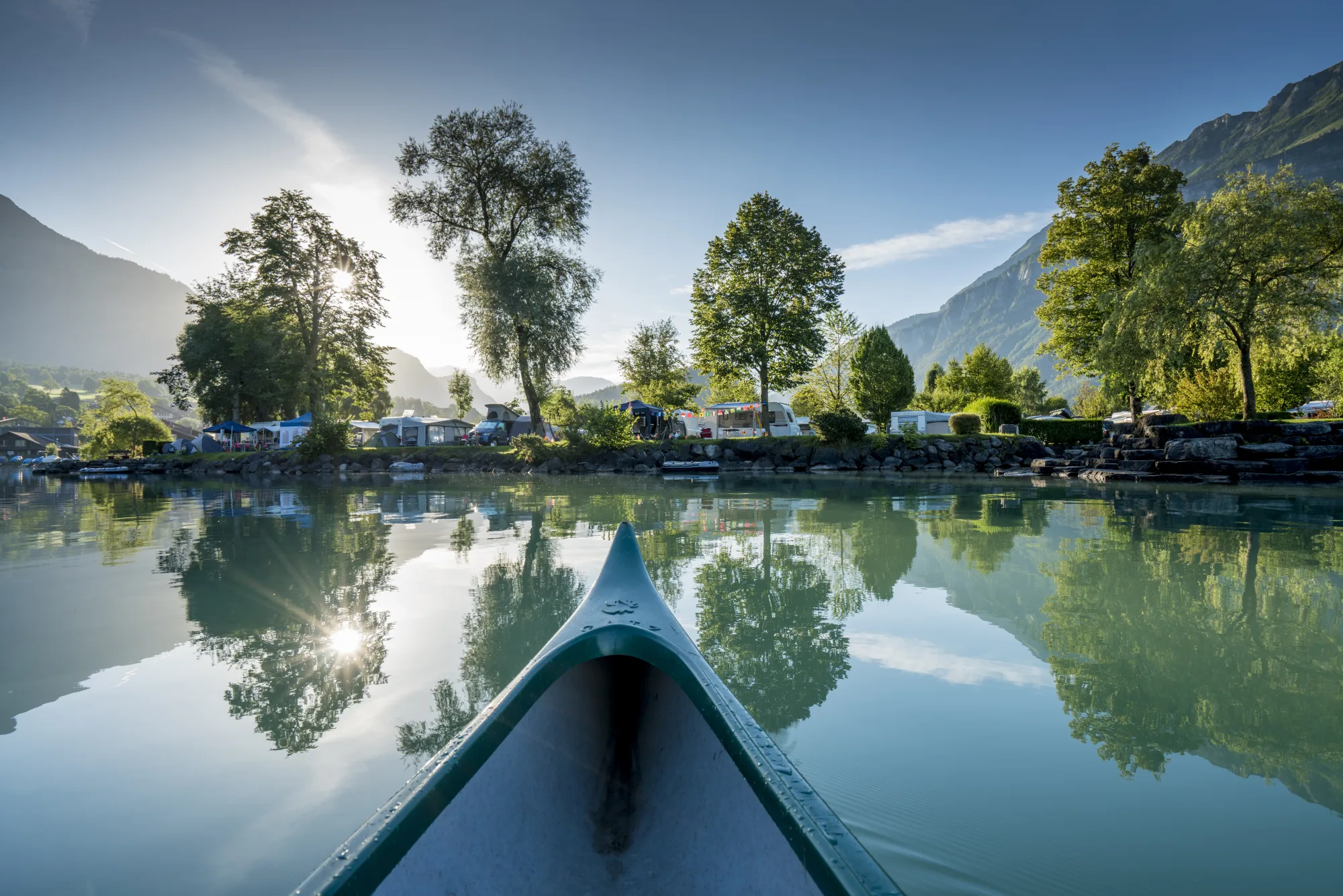 Brienzersee mit Berner Alpen vom Camping Aaregg aus gesehen