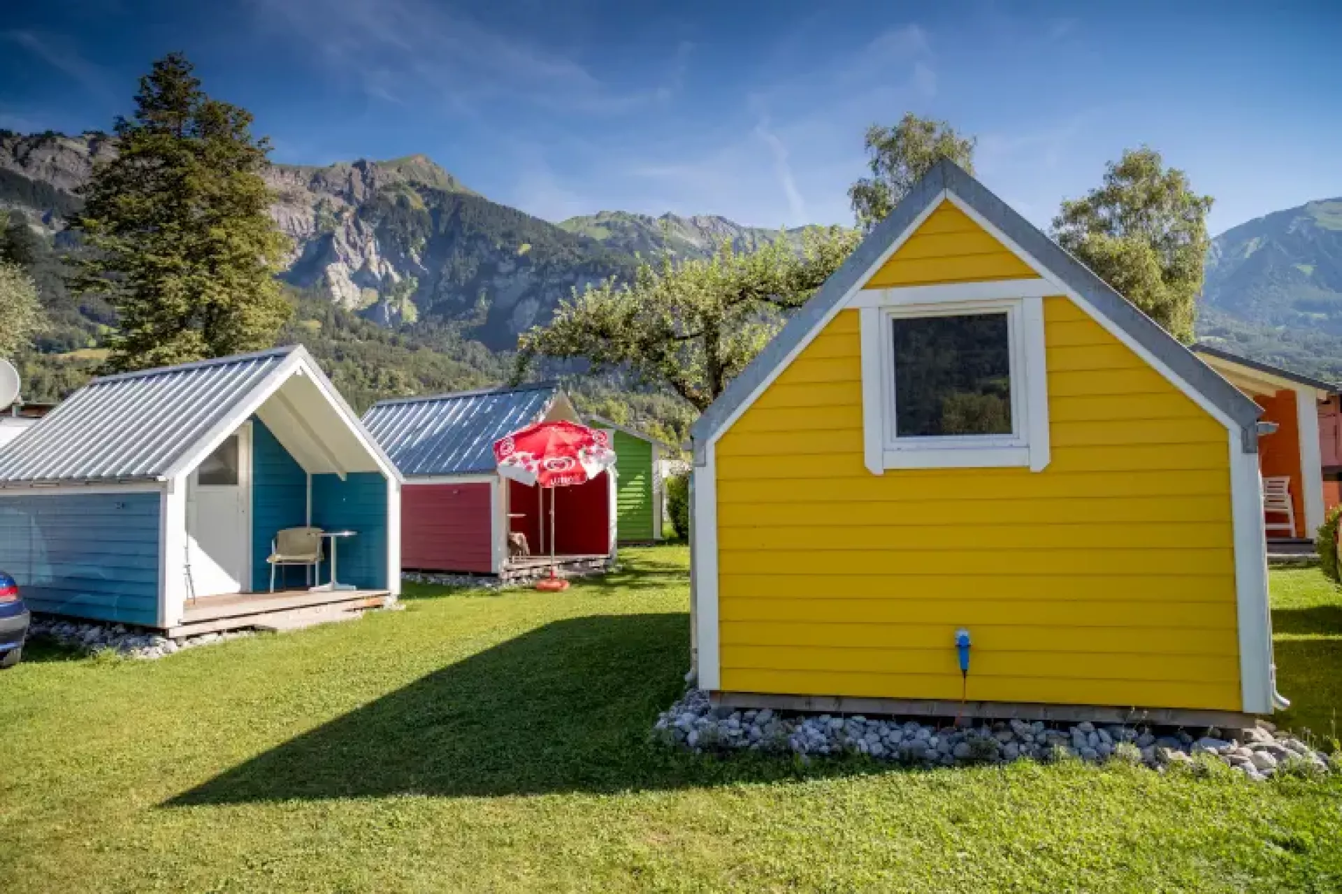 Zweckmässige Schlafhütten am Camping